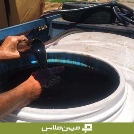 ریختن ملاس غلیظ از پیمانه داخل مخزن