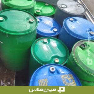 چیدمان بشکه‌های سبز و آبی در قسمت بار خودرو